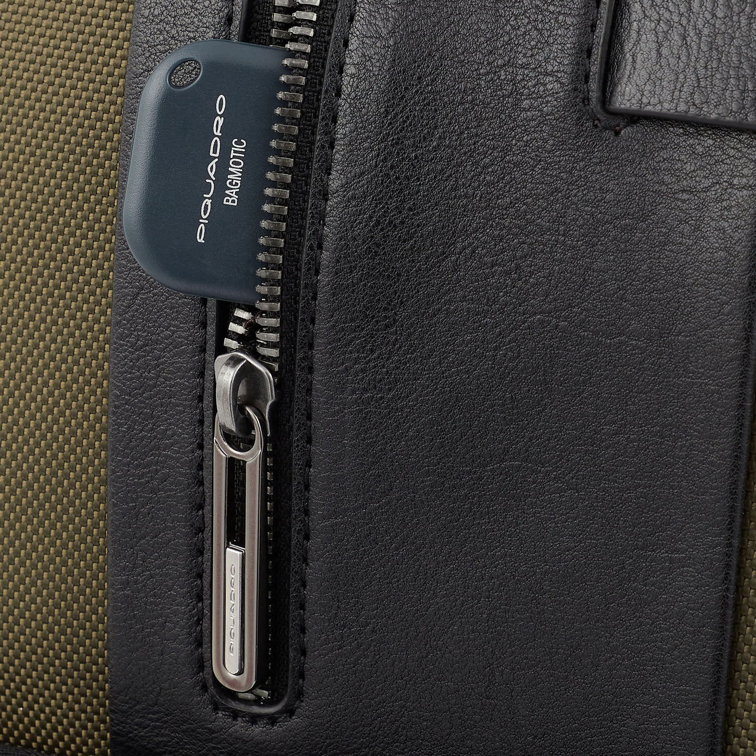 Piquadro Brief 2 Laptoprucksack aus rezykliertem Stoff für 14" Notebook Militärgrün Piquadro Brief 2 Laptoprucksack aus rezykliertem Stoff für 14" Notebook Militärgrün