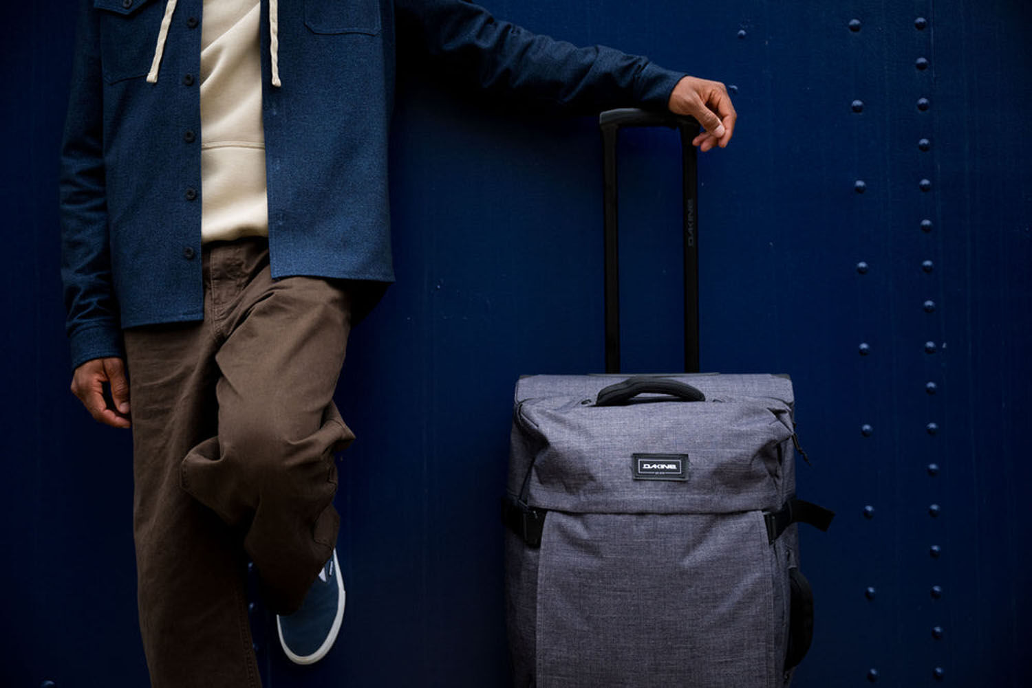 Dakine 365 Roller 100L Reisetasche mit 2 Rollen Black Tropidelic Dakine 365 Roller 100L Reisetasche mit 2 Rollen Black Tropidelic