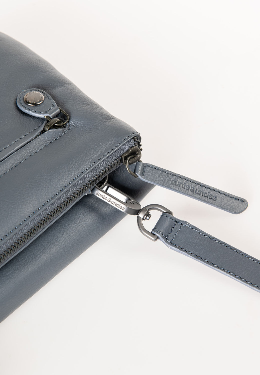 aunts & uncles Jamie's Orchard Pepino Umhängetasche wind