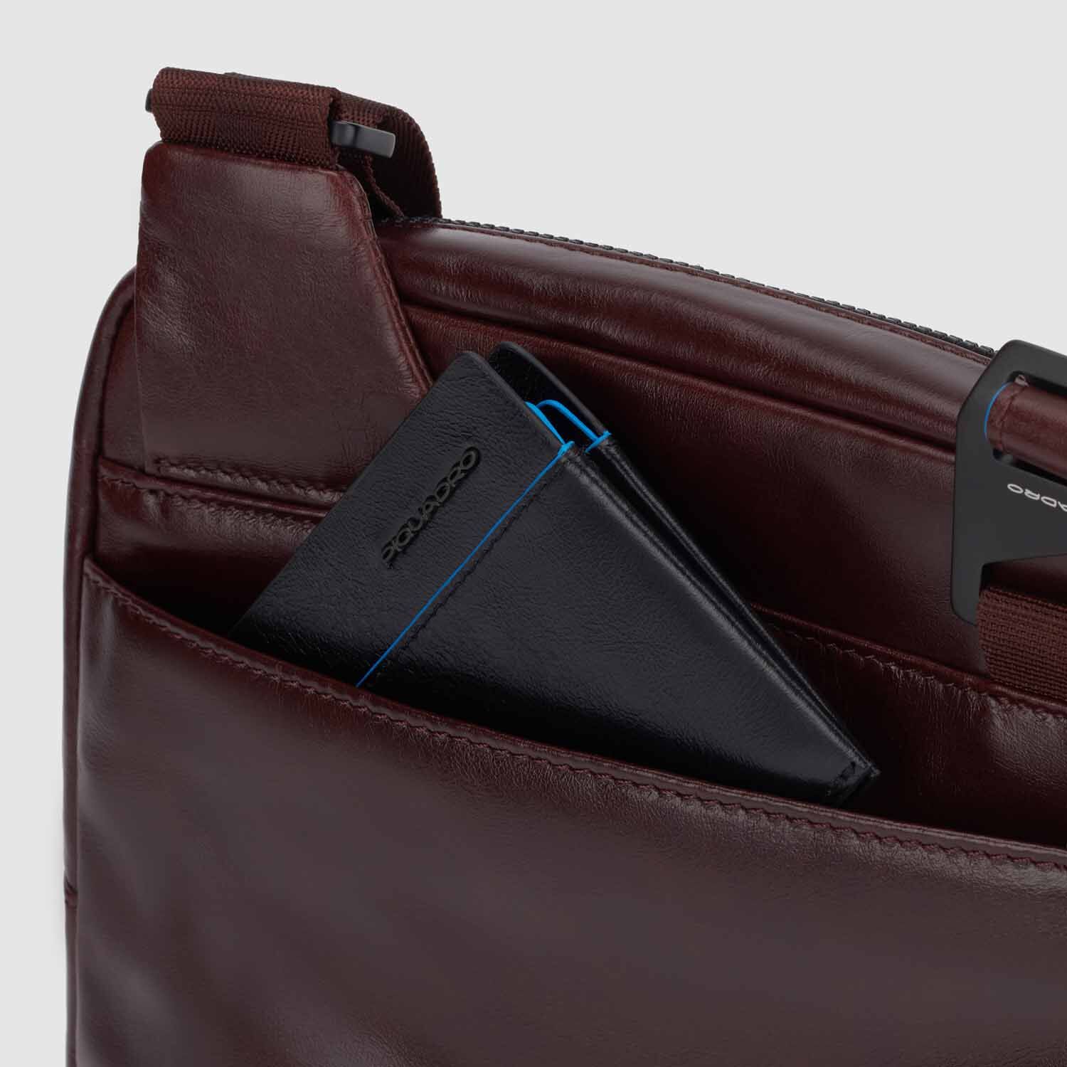Piquadro Blue Square Revamp Umhängetasche mit iPad®-Fach Mahagoni Piquadro Blue Square Revamp Umhängetasche mit iPad®-Fach Mahagoni