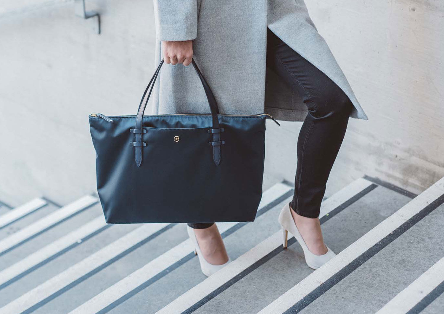 Victorinox Victoria 2.0 Deluxe Business Tote 16" Deep Lake Victorinox Victoria 2.0 Deluxe Business Tote 16" Deep Lake