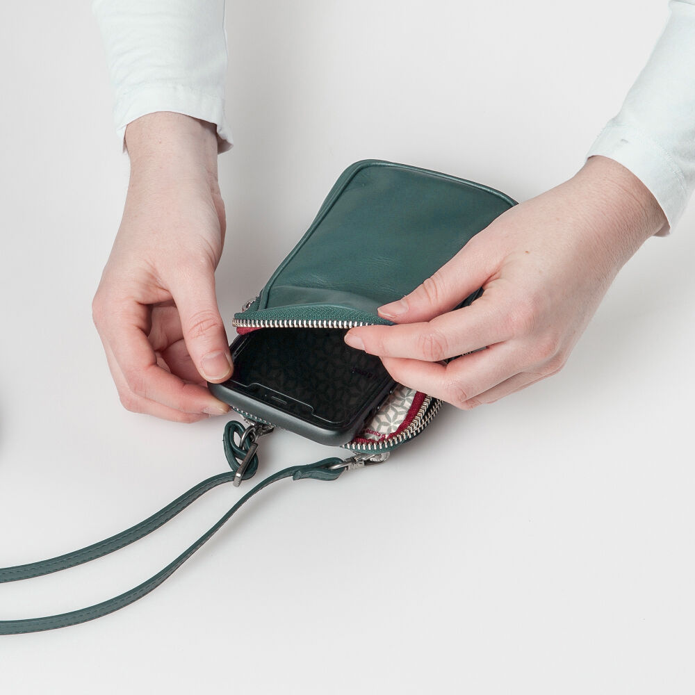 aunts & uncles Jamie´s Orchard Prune Phone bag dark jade