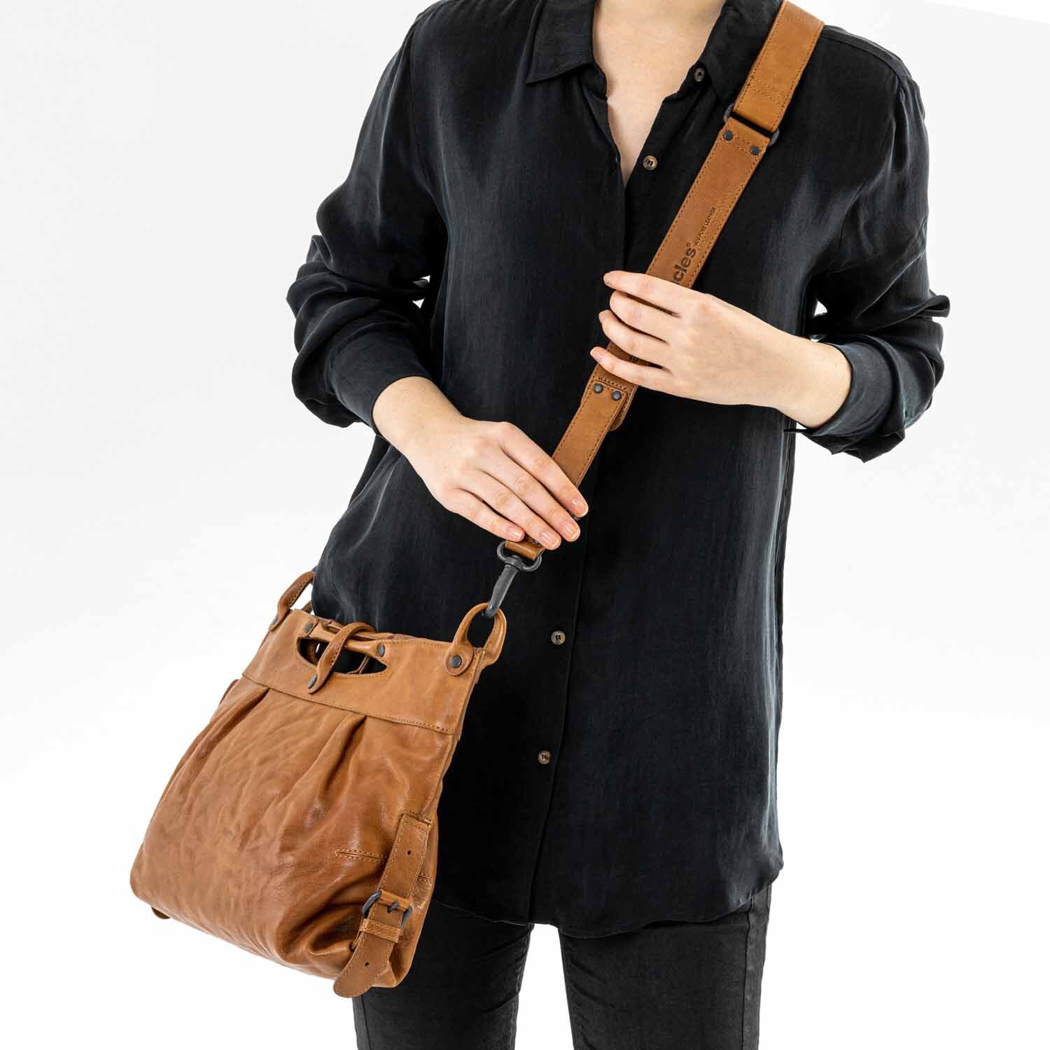 aunts & uncles Grandma's Luxury Club Mrs. Muffin Umhängetasche caramel