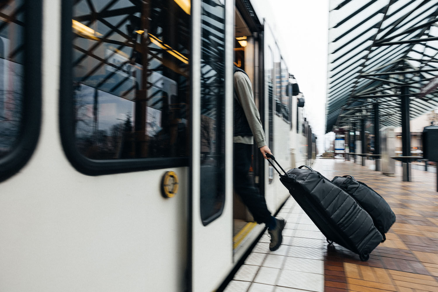 D_b_ Hugger Roller Bag 60L Moss Green