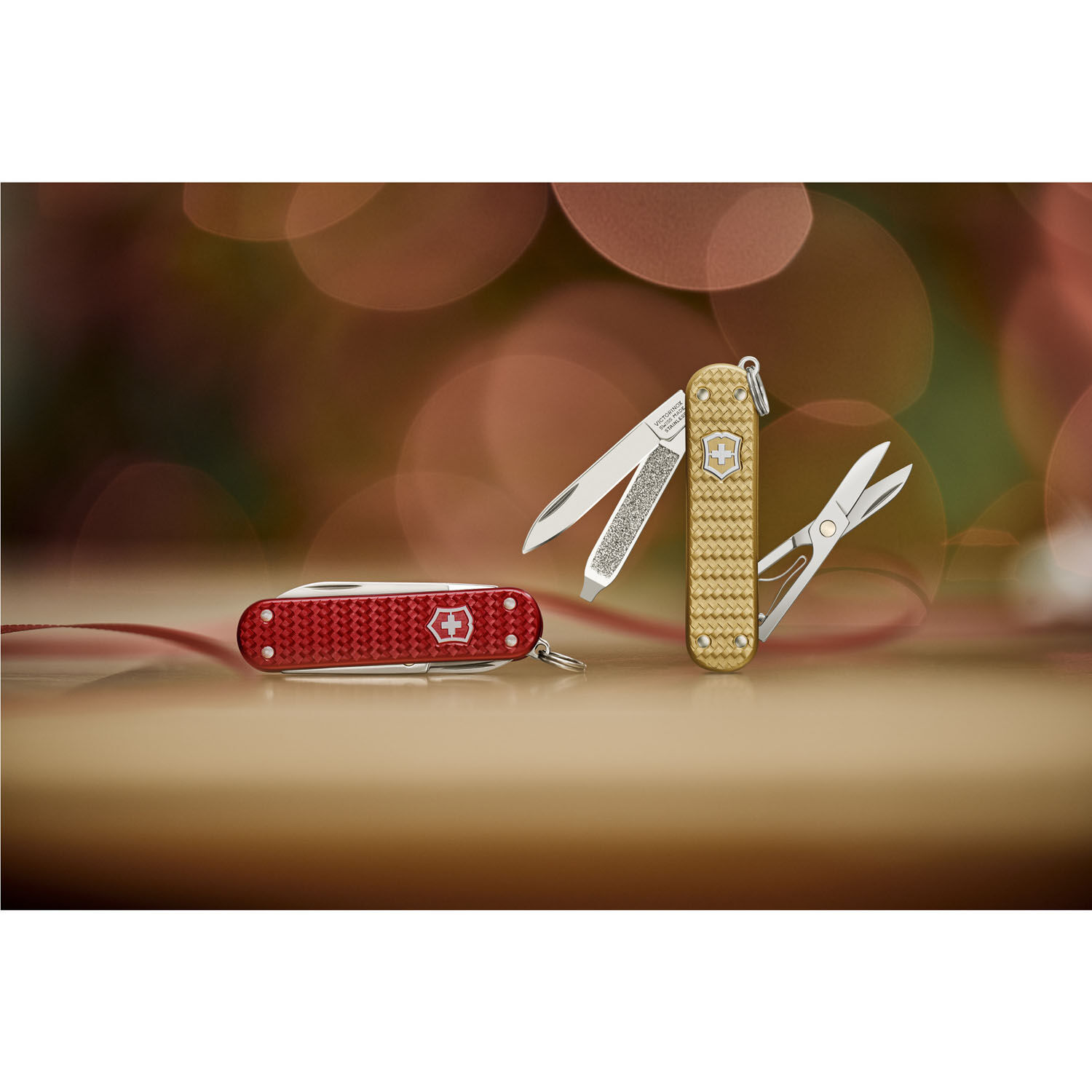 Victorinox Classic SD Precious Alox Kollektion, kleines Taschenmesser Brass Gold