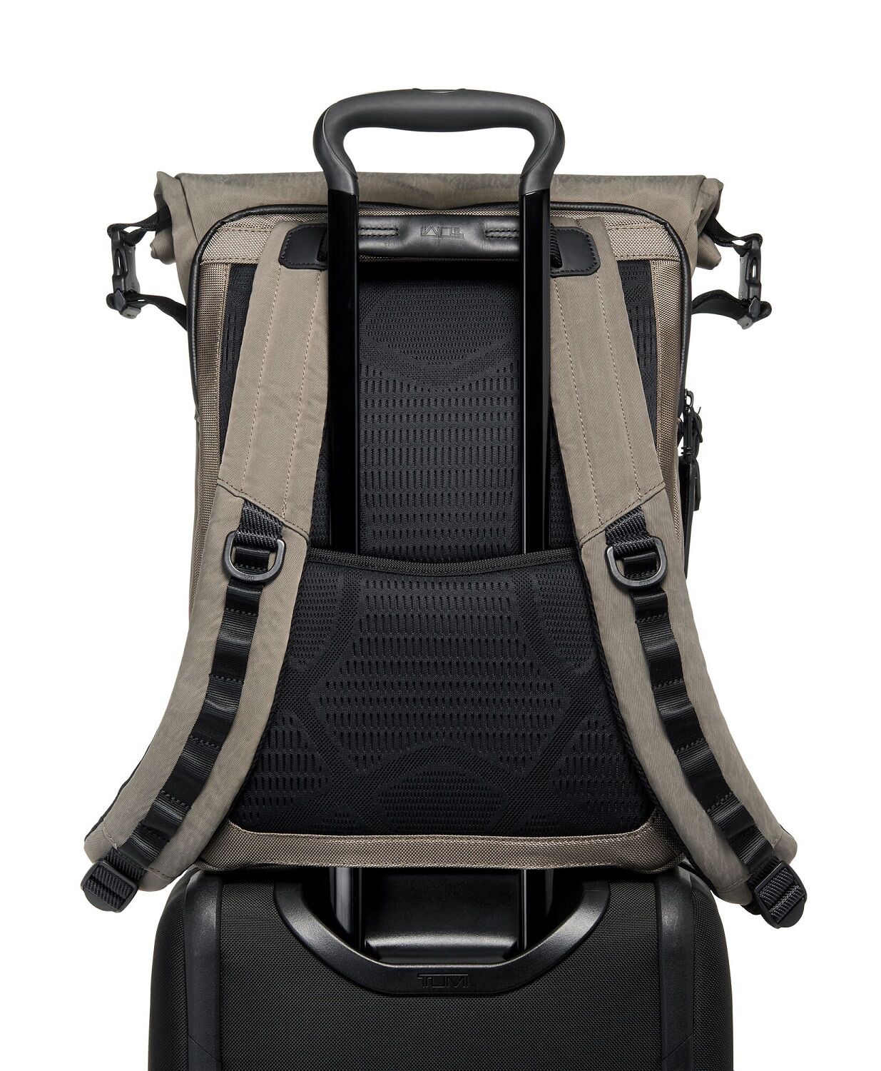 Tumi Alpha Bravo Ally Rucksack mit gerolltem Überschlag Sand Tumi Alpha Bravo Ally Rucksack mit gerolltem Überschlag Sand
