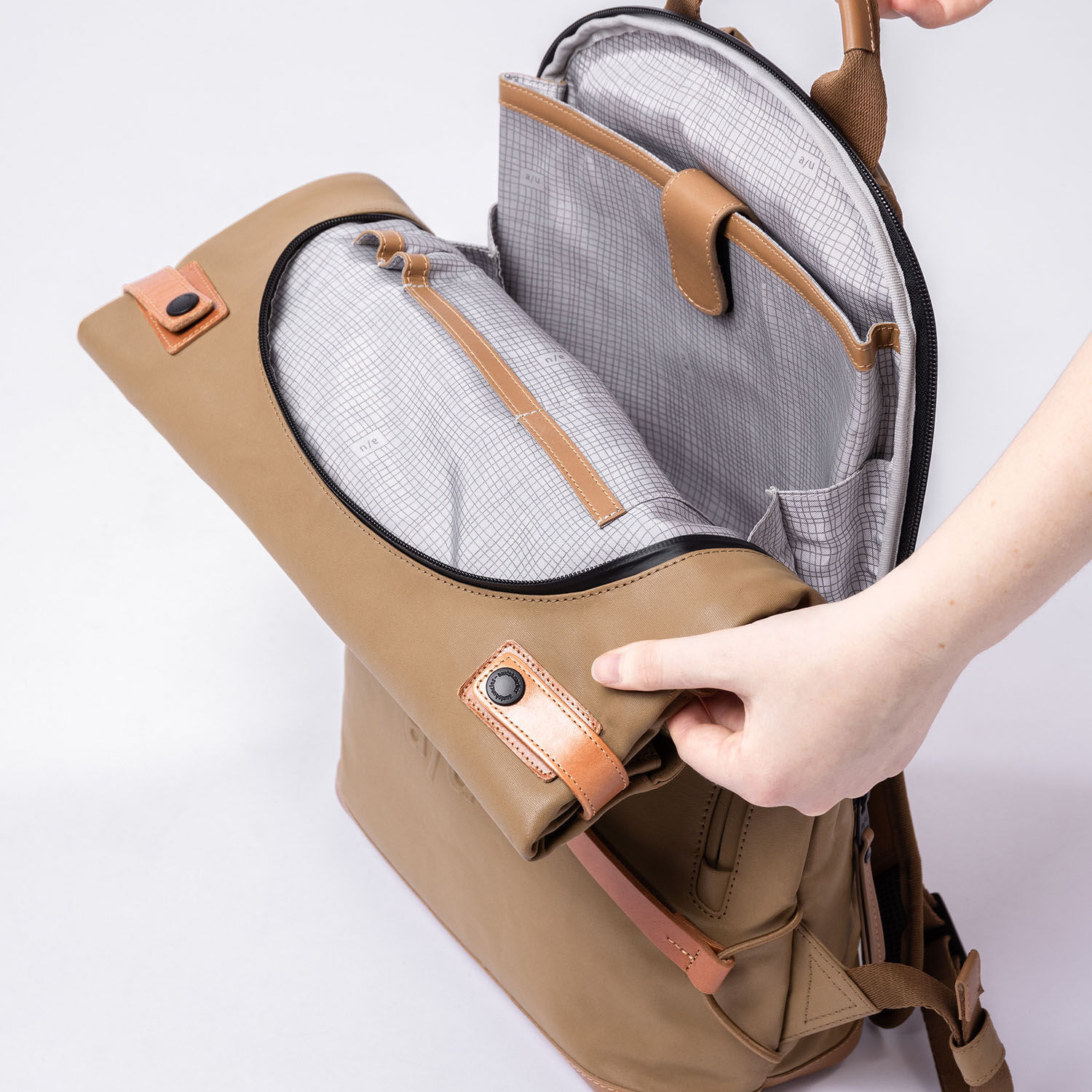 aunts & uncles Japan Osaka Rolltop Rucksack mit 15" Notebookfach cosmic void