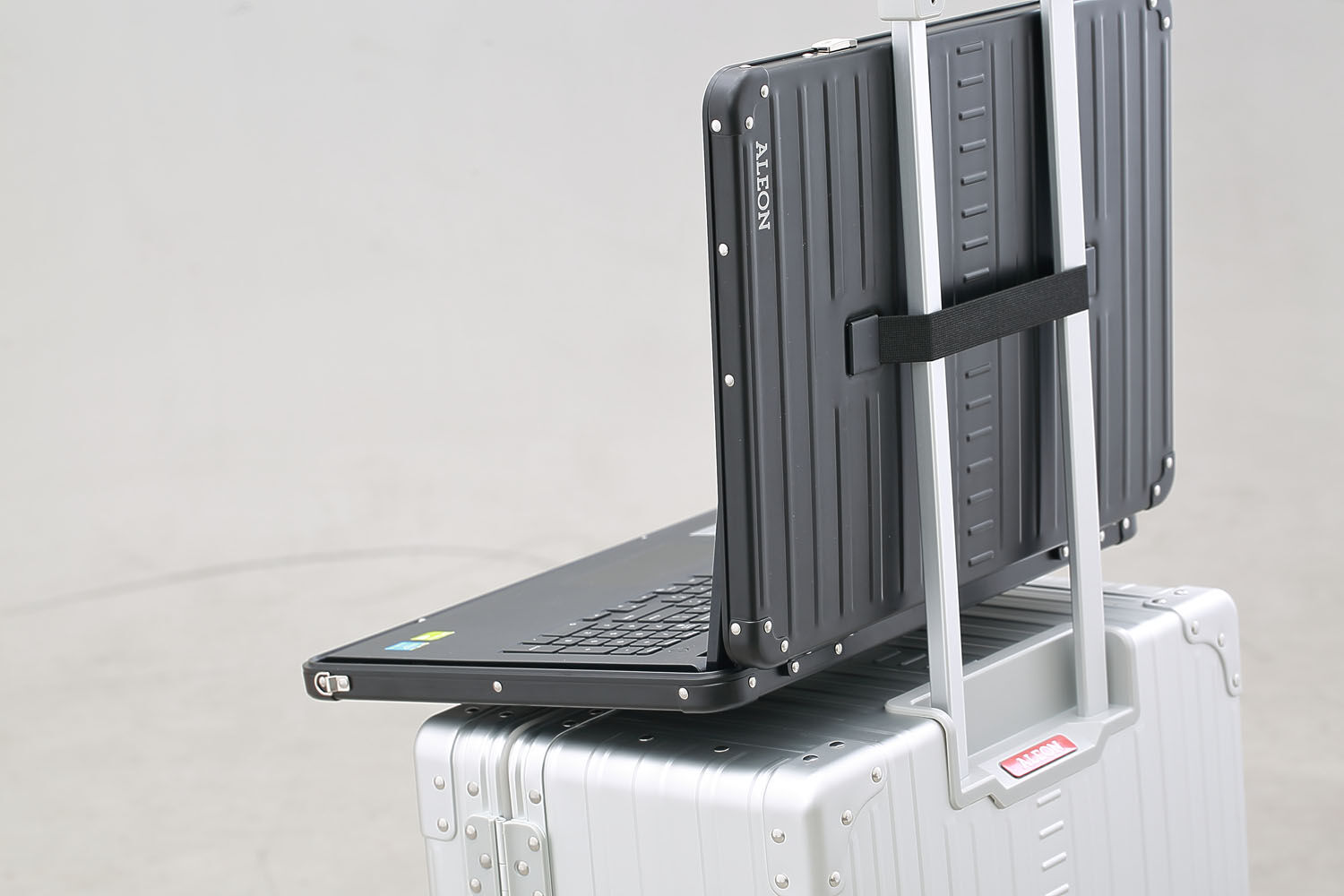 Aleon Laptop Sleeve Aluminium 16" Silber