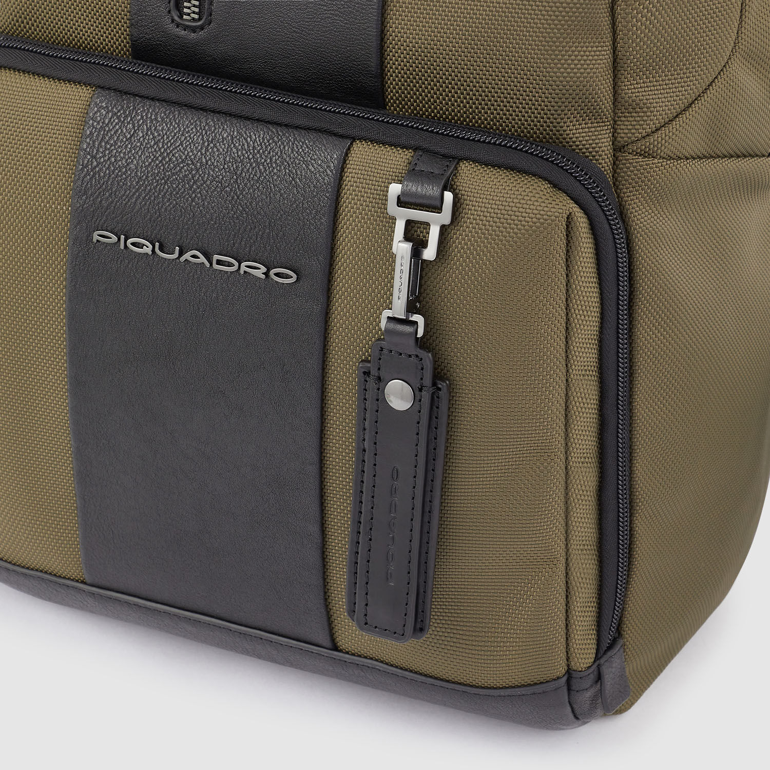 Piquadro Brief 2 Laptoprucksack aus rezykliertem Stoff für 14" Notebook Militärgrün