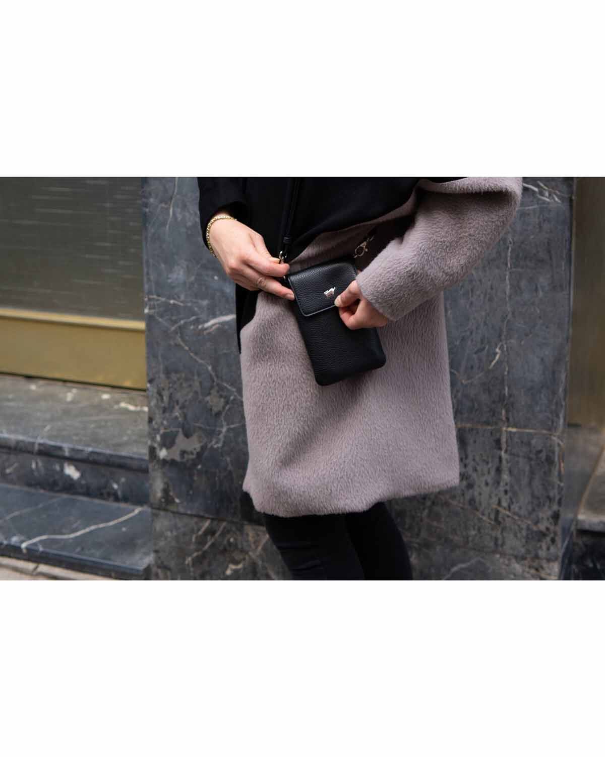 Braun Büffel Hanna Phone Pouch 12061-327 navy Braun Büffel Hanna Phone Pouch 12061-327 navy