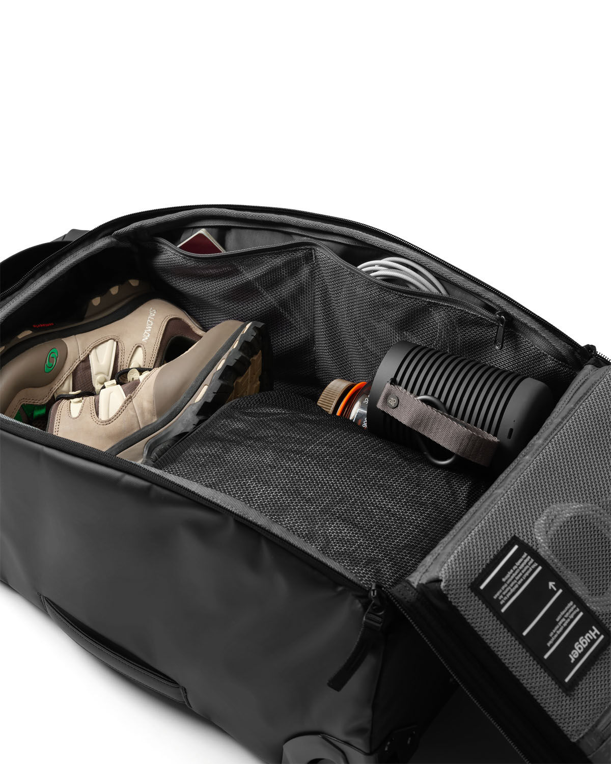 D_b_ Hugger Roller Bag Carry-on 40L Black Out D_b_ Hugger Roller Bag Carry-on 40L Black Out