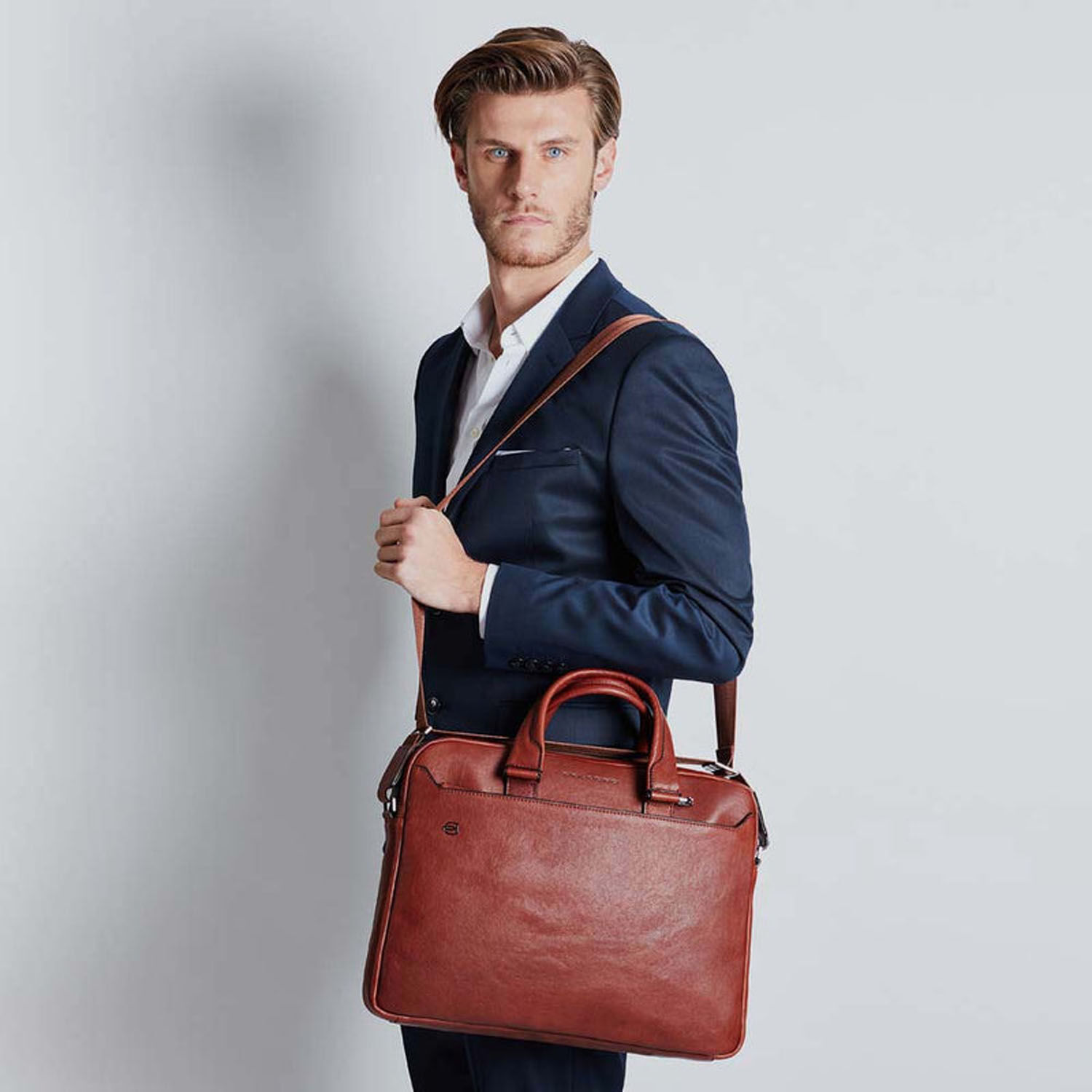 Piquadro Black Square Aktentasche zwei Griffe/Fächer mit Laptop und iPad-Fach, CONNEQU auf Anfrage Piquadro Black Square Aktentasche zwei Griffe/Fächer mit Laptop und iPad-Fach, CONNEQU auf Anfrage