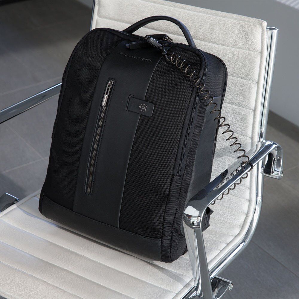 Piquadro Brief 2 Laptoprucksack 15,6" aus rezykliertem Stoff mit iPad Schwarz
