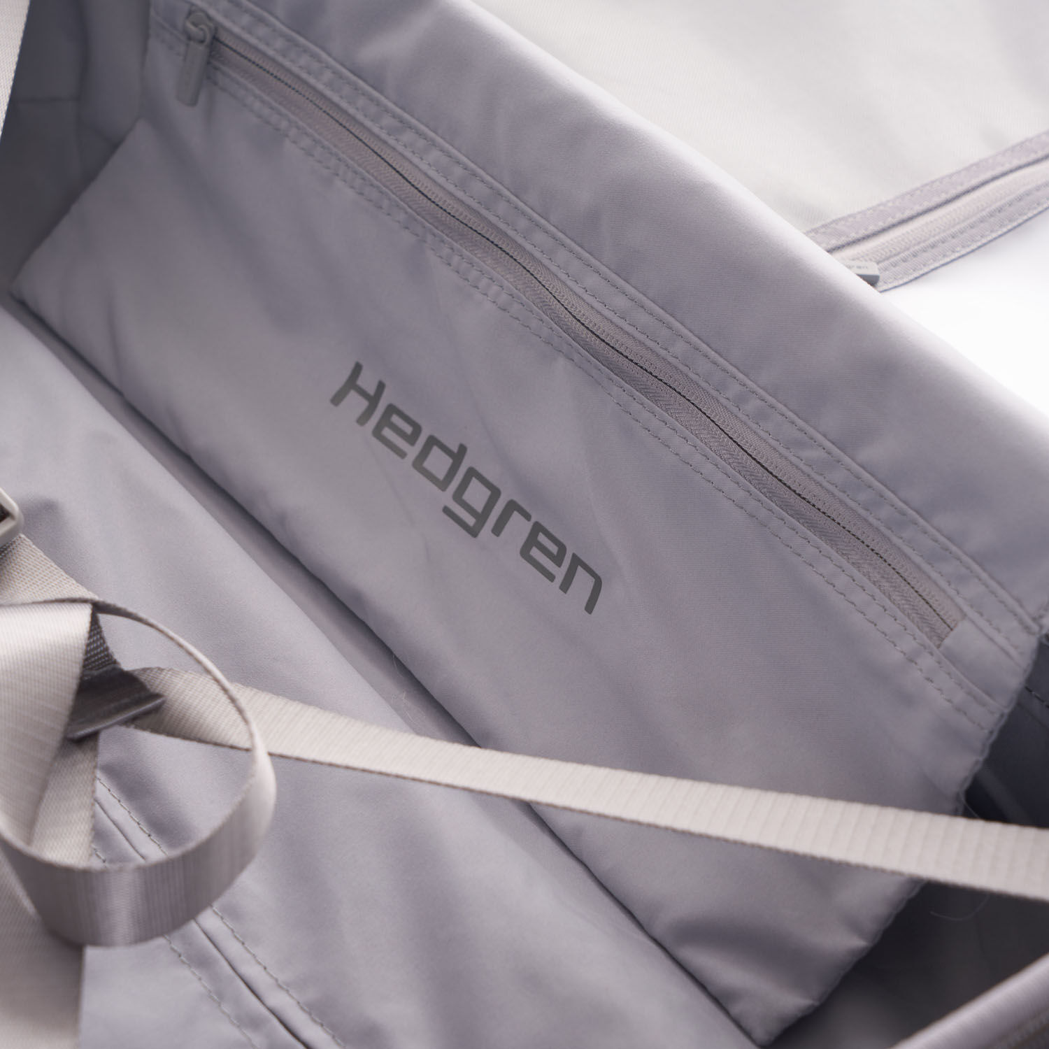 Hedgren Edge Carve M Expandable 4-Rollen-Trolley 67cm Charcoal Hedgren Edge Carve M Expandable 4-Rollen-Trolley 67cm Charcoal