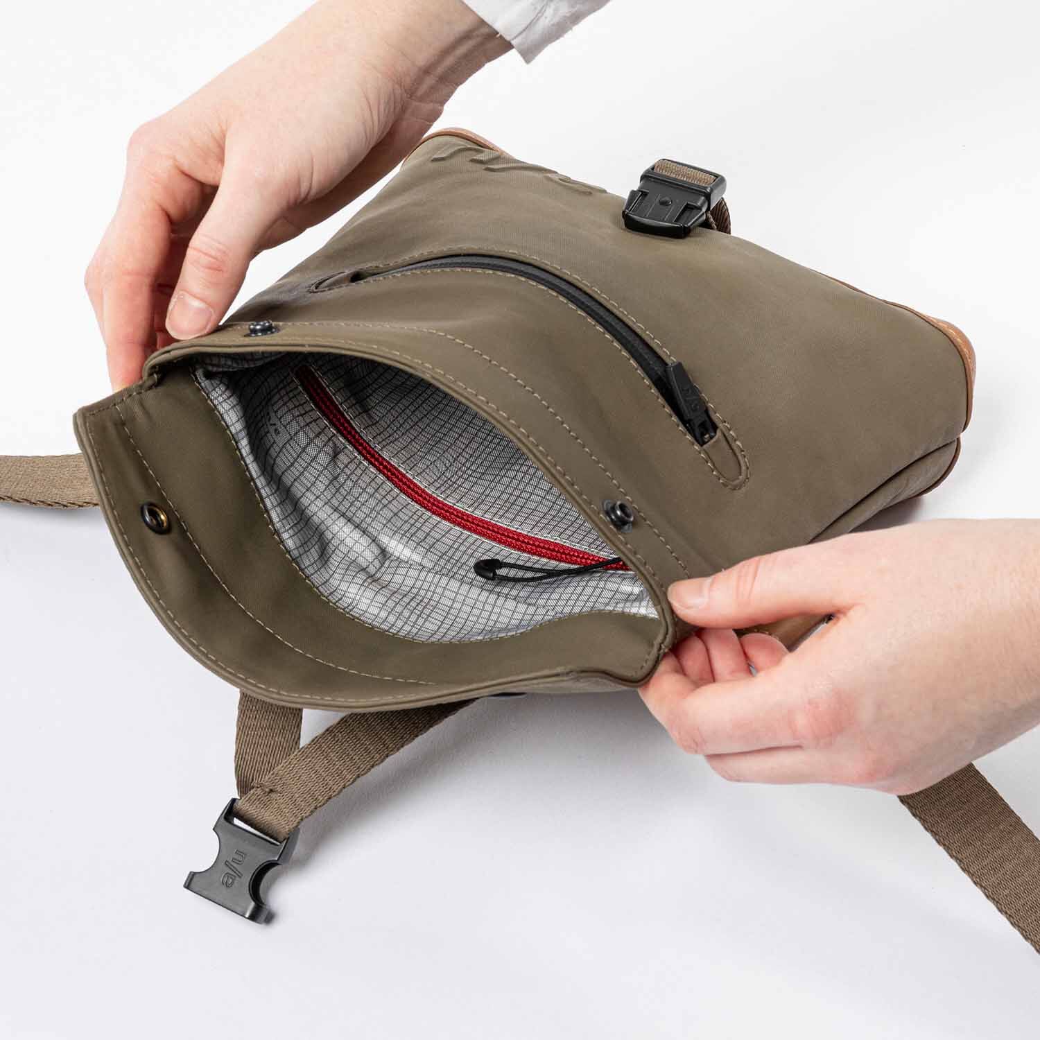 aunts & uncles Japan Tsu Multifunktional: Gürteltasche/Umhängetasche fallen rock aunts & uncles Japan Tsu Multifunktional: Gürteltasche/Umhängetasche fallen rock