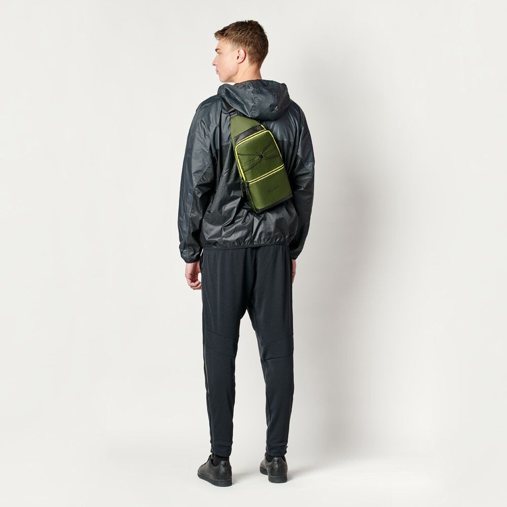 Piquadro Otello Querträgertasche aus recyceltem Stoff Olivgrün