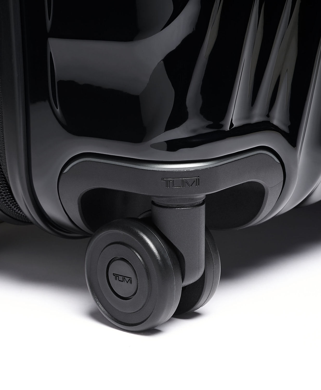 Tumi 19 Degree Erweiterbarer Aufgabekoffer für Kurzreisen 66cm, glänzed Black Tumi 19 Degree Erweiterbarer Aufgabekoffer für Kurzreisen 66cm, glänzed Black