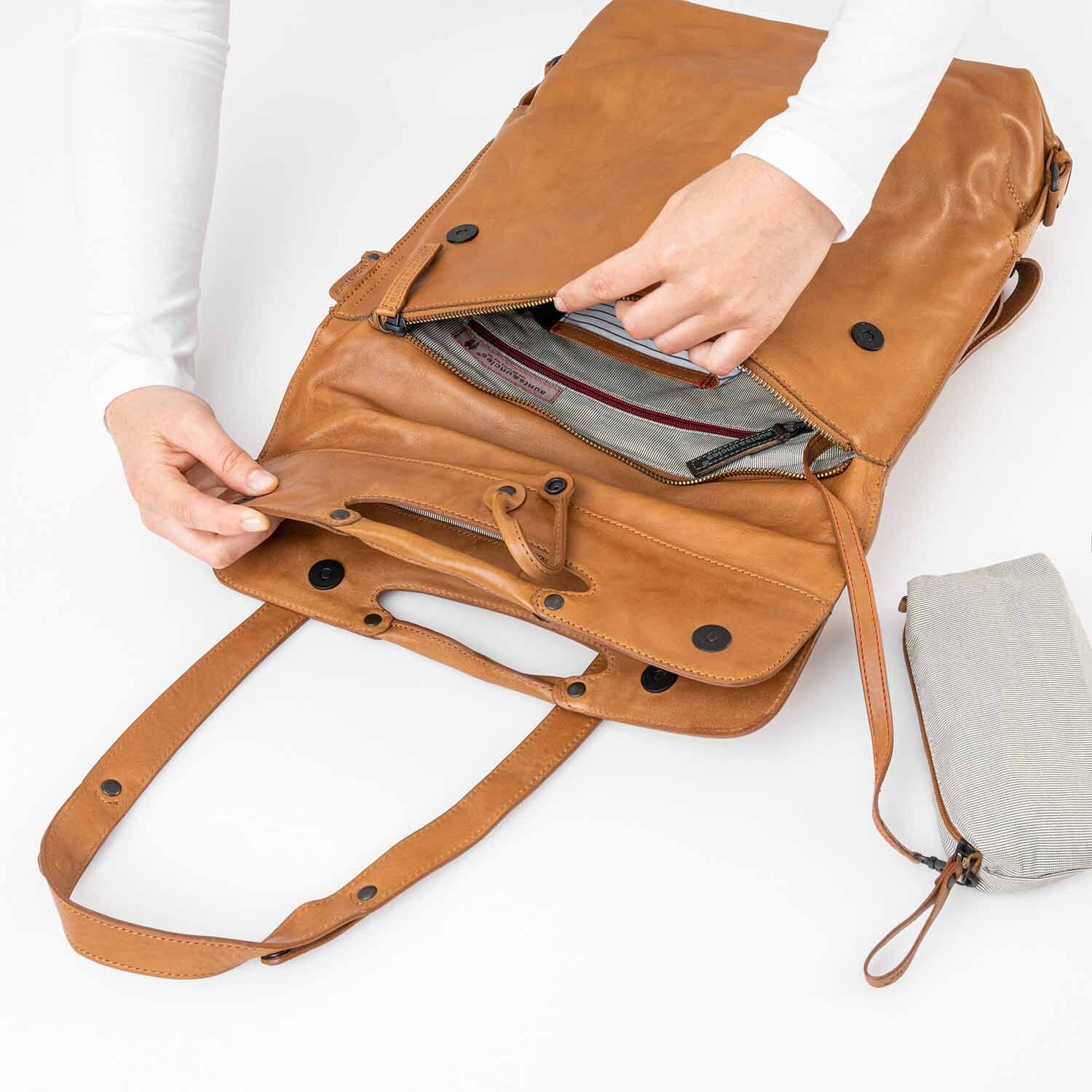 aunts & uncles Grandma's Luxury Club Mrs. Apple Strudel Multifunktional: Rucksack/Umhängetasche caramel
