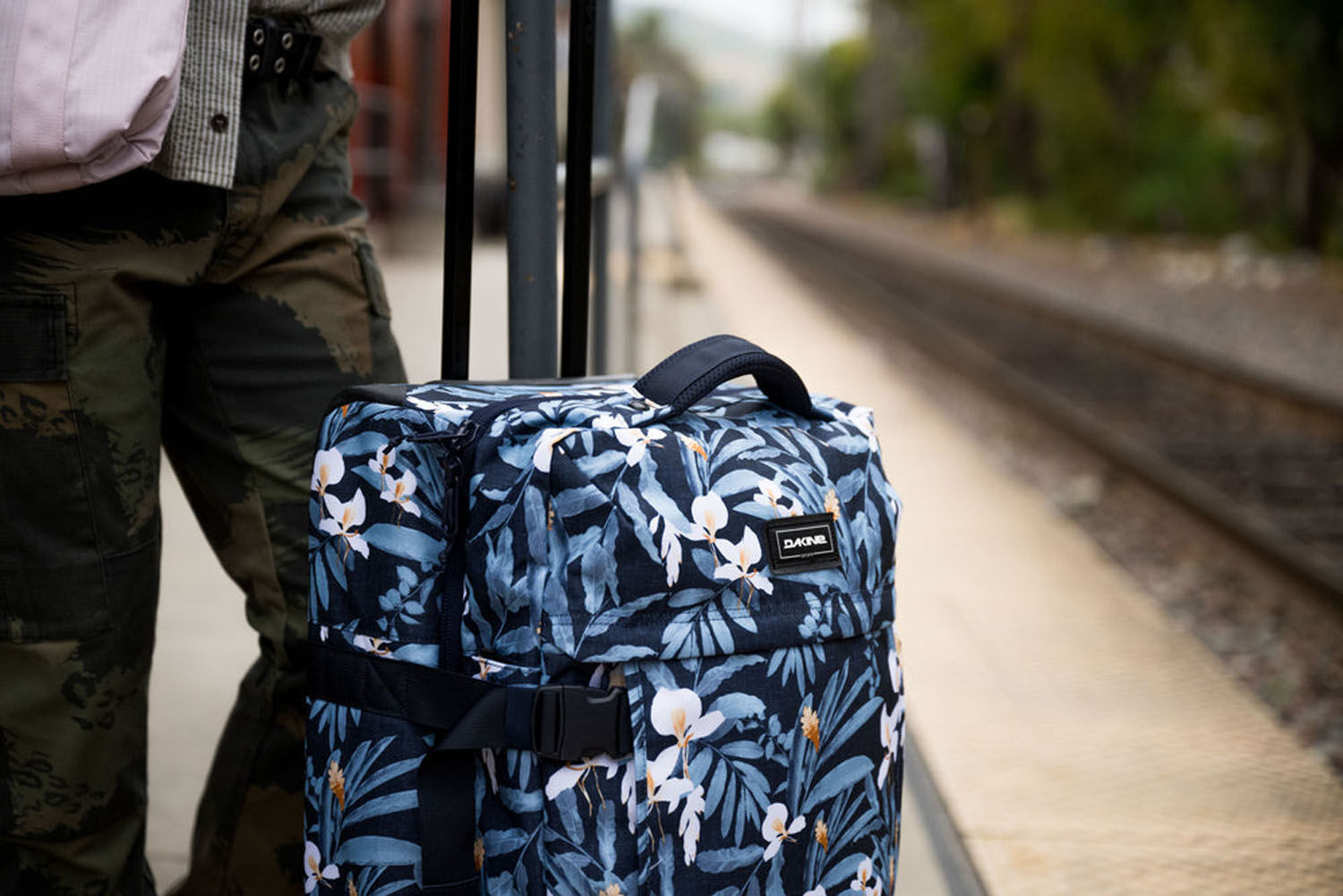 Dakine 365 Roller 75L Reisetasche mit 2 Rollen Okika Dakine 365 Roller 75L Reisetasche mit 2 Rollen Okika