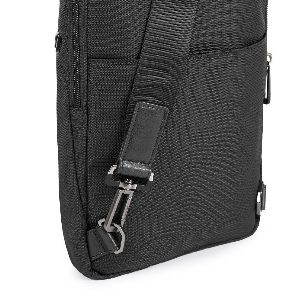 Piquadro Macbeth Querträgertasche aus Leder und recyceltem Schwarz Piquadro Macbeth Querträgertasche aus Leder und recyceltem Schwarz