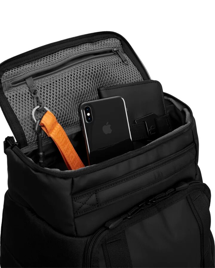 D_b_ Hugger Backpack 30L Black Out