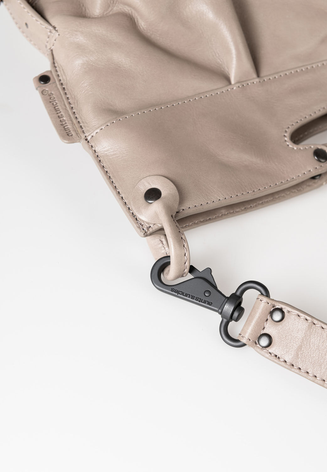 aunts & uncles Grandma's Luxury Club Mrs. Muffin Umhängetasche cashmere