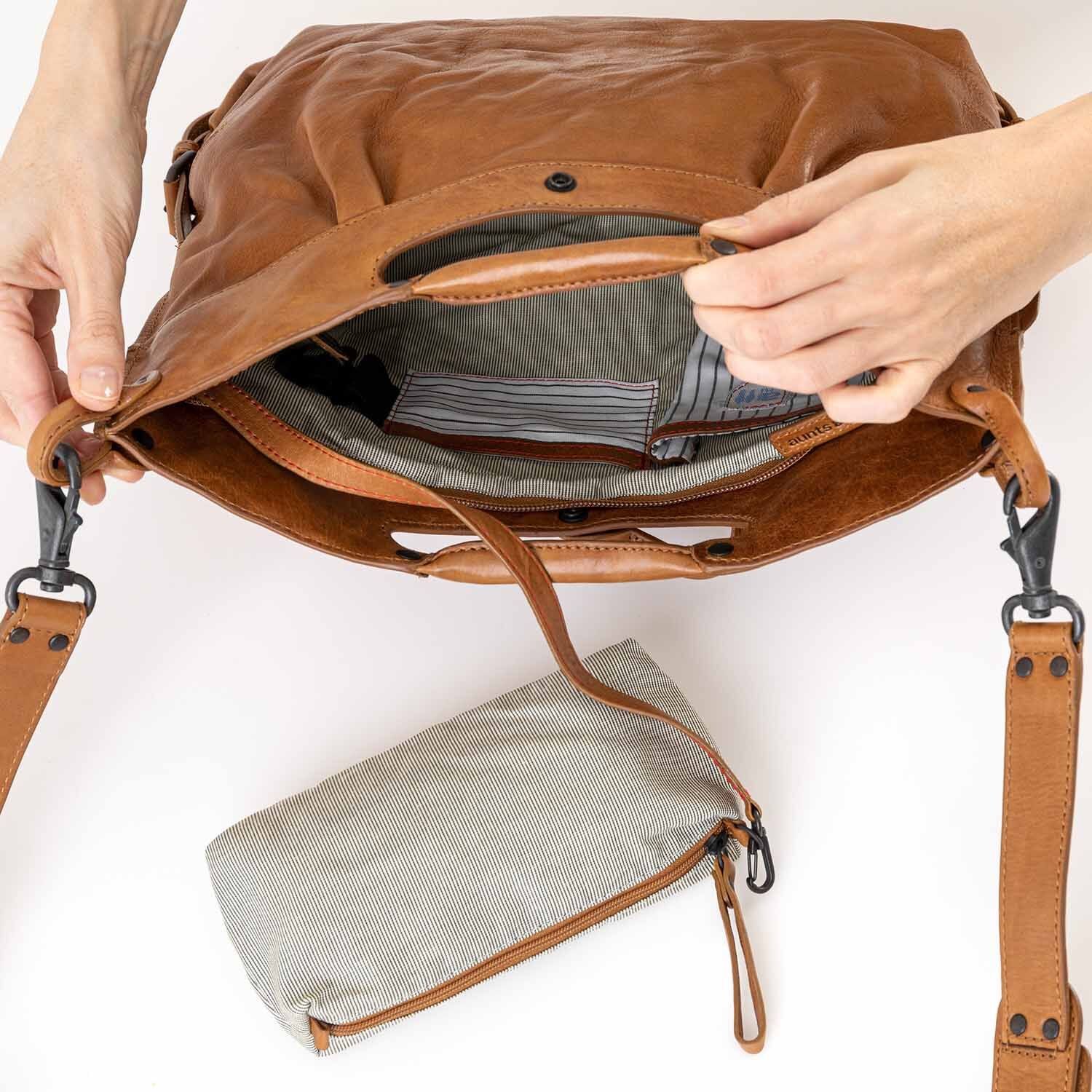 aunts & uncles Grandma's Luxury Club Mrs. Muffin Umhängetasche caramel