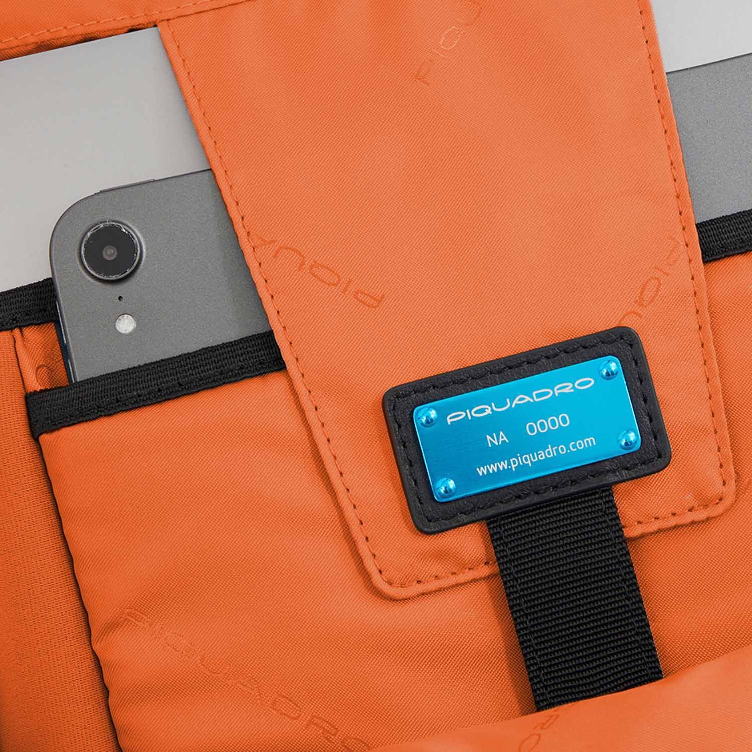 Piquadro Hìdor LED Laptop-Rucksack mit 15,6" Laptopfach und wasserdichter Tasche Blau