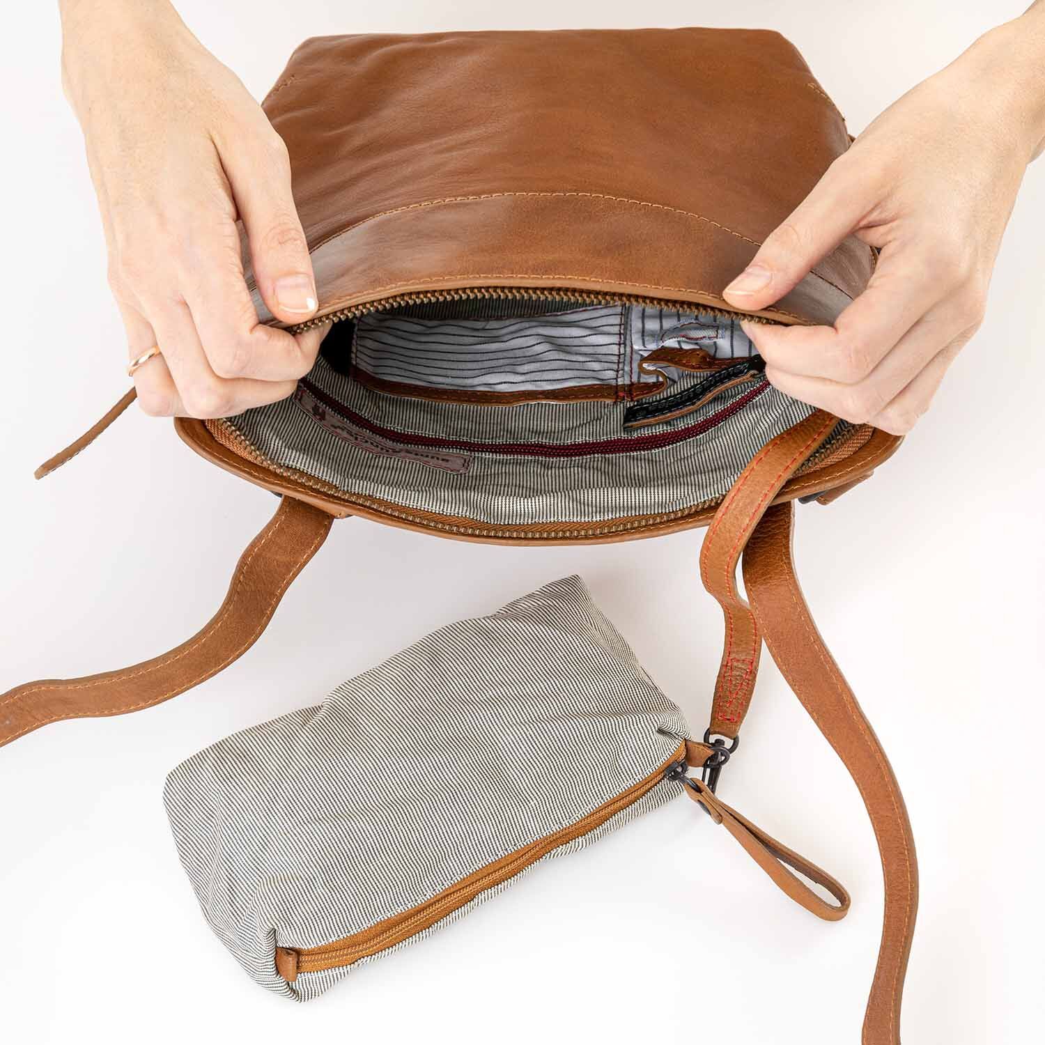 aunts & uncles Grandma's Luxury Club Mrs. Crumble Cookie  multifunktional: Rucksack/Umhängetasche caramel