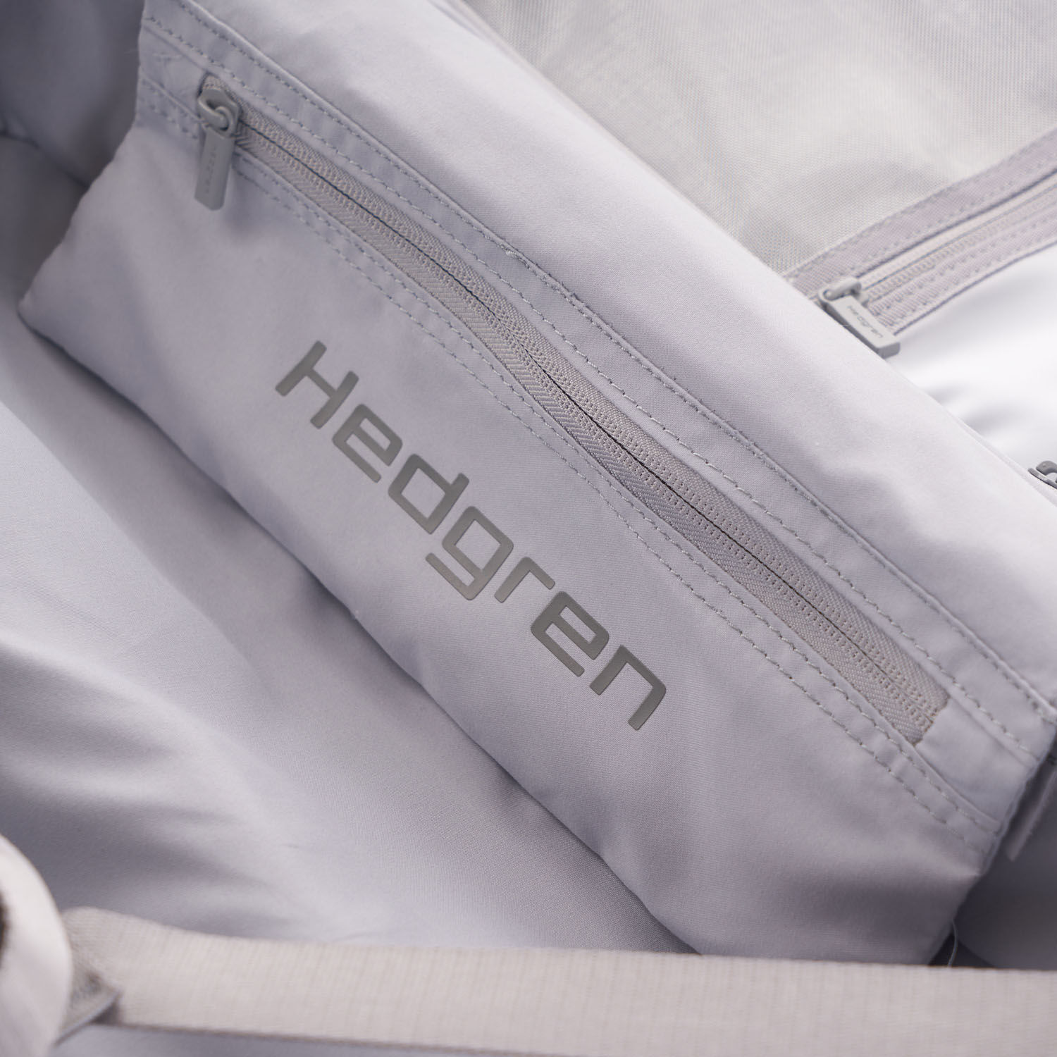 Hedgren Edge Carve XS Cabin Trolley, 4 Rollen, 55cm Charcoal Hedgren Edge Carve XS Cabin Trolley, 4 Rollen, 55cm Charcoal