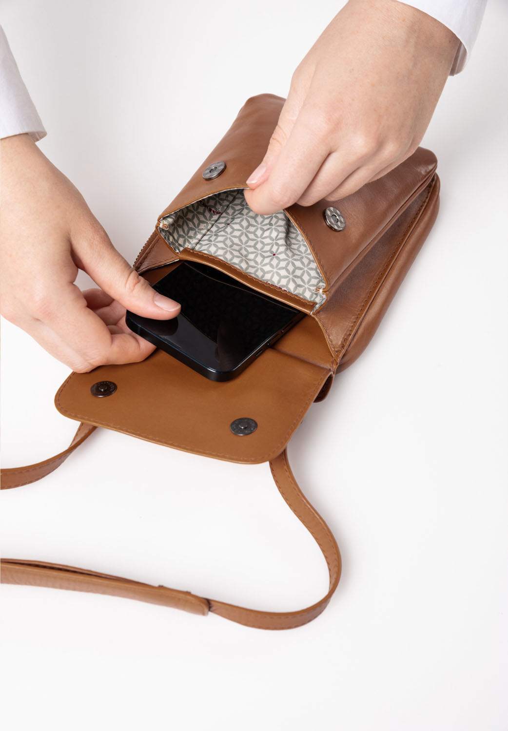 aunts & uncles Jamie´s Orchard TULIP Phone bag cognac