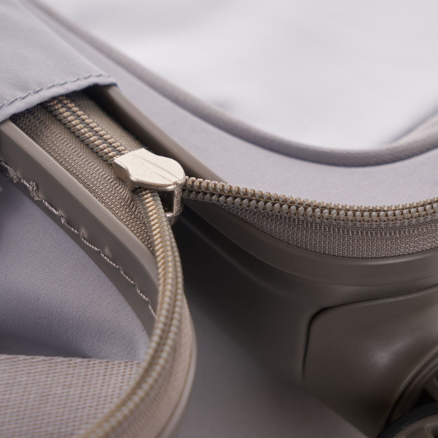 Hedgren Edge Carve XS Cabin Trolley, 4 Rollen, 55cm Black Hedgren Edge Carve XS Cabin Trolley, 4 Rollen, 55cm Black