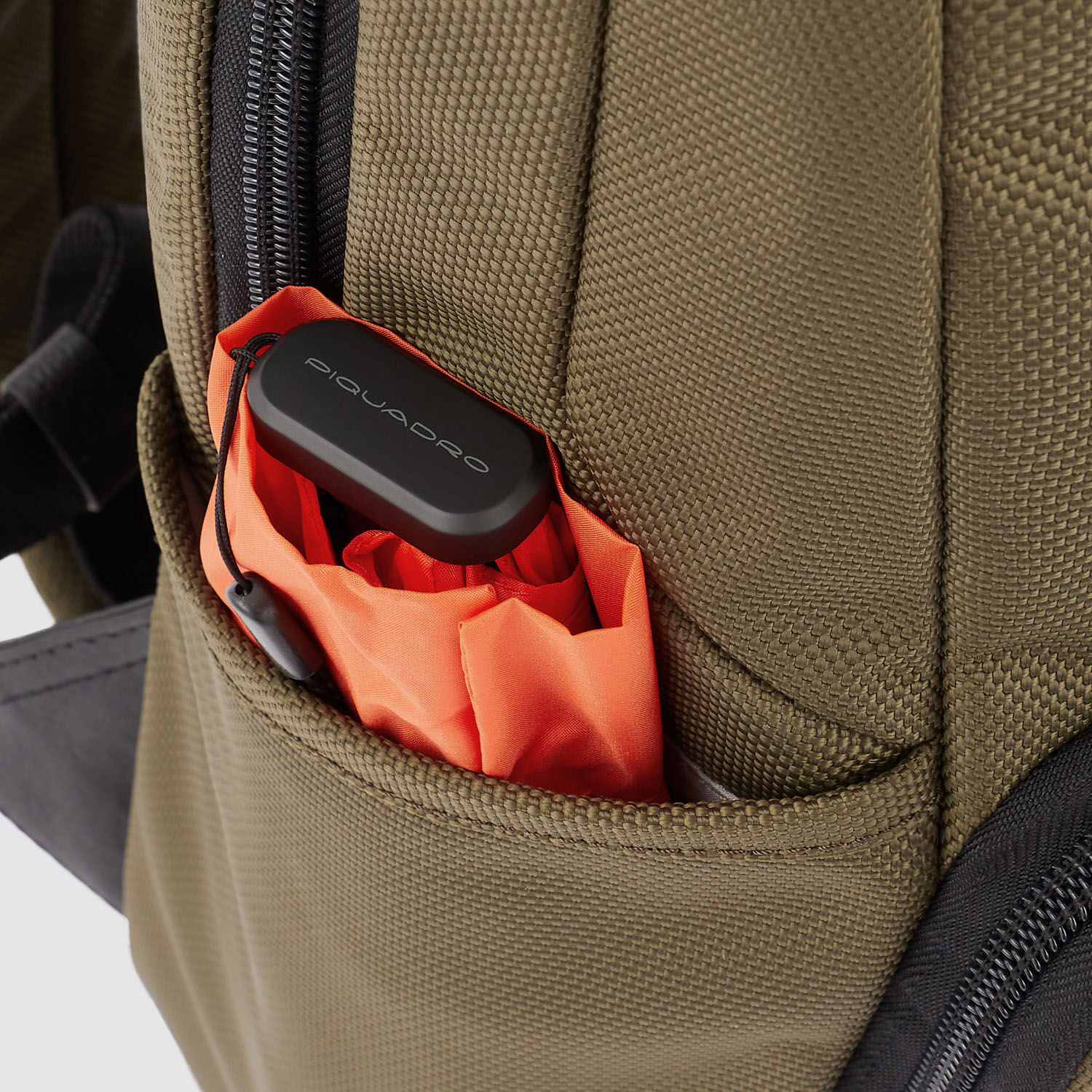 Piquadro Brief 2 Laptoprucksack aus rezykliertem Stoff für 14" Notebook Militärgrün