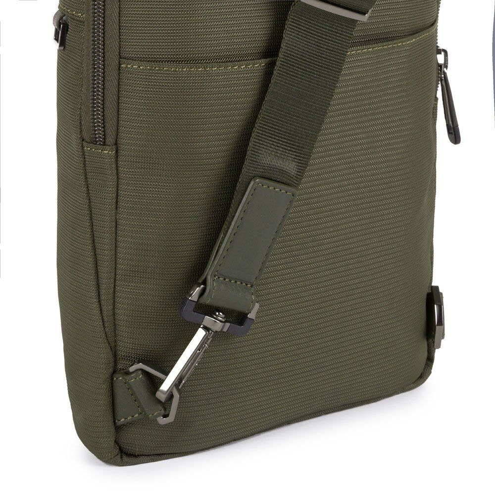 Piquadro Macbeth Querträgertasche aus Leder und recyceltem Olivgrün Piquadro Macbeth Querträgertasche aus Leder und recyceltem Olivgrün