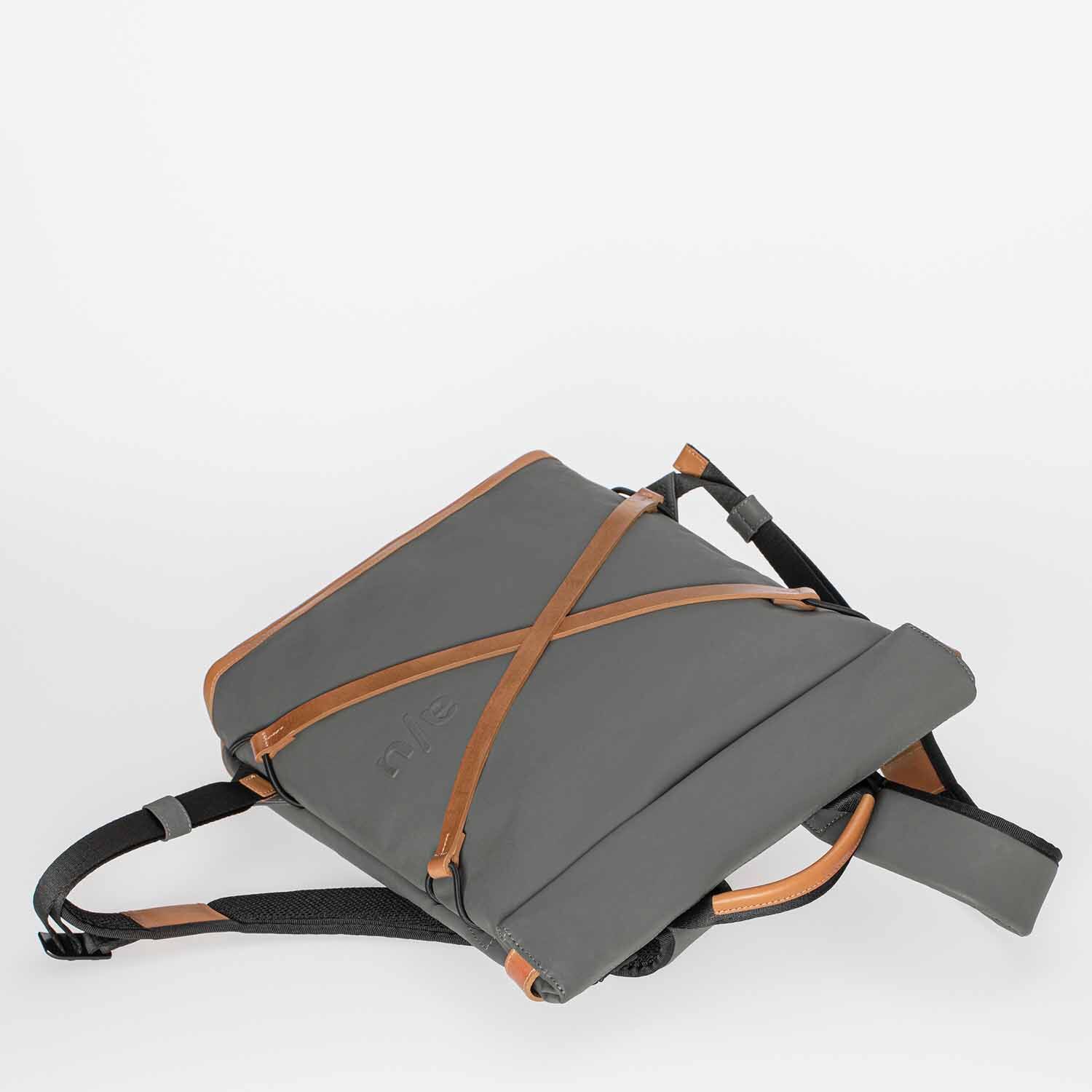 aunts & uncles Japan Yokohama Rolltop Rucksack mit 13" Notebookfach gravity grey aunts & uncles Japan Yokohama Rolltop Rucksack mit 13" Notebookfach gravity grey