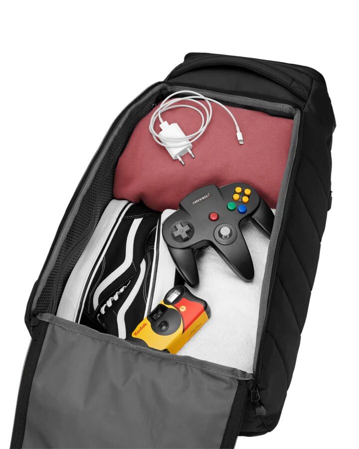 D_b_ Hugger Backpack 30L Black Out