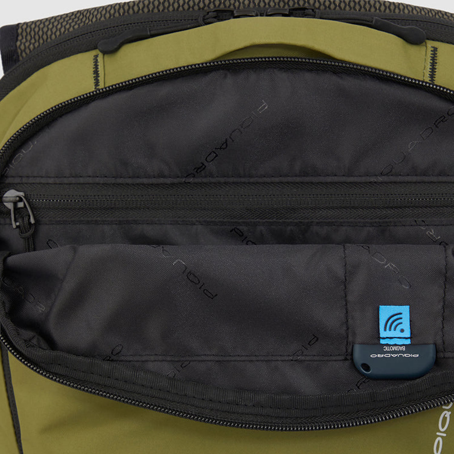 Piquadro Foldable Faltbarer Laptop-Rucksack aus rezykliertem Stoff Militärgrün Piquadro Foldable Faltbarer Laptop-Rucksack aus rezykliertem Stoff Militärgrün