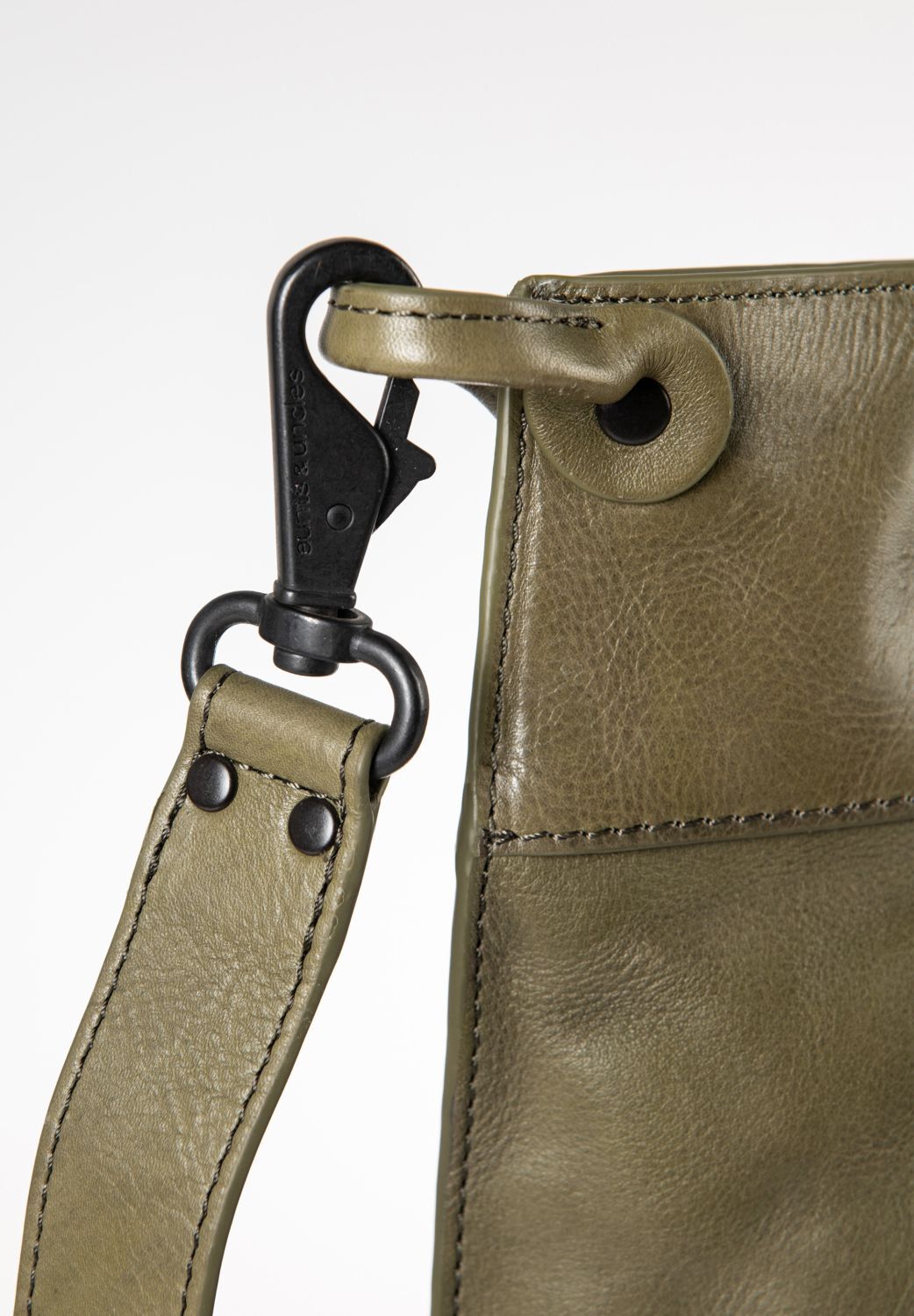 aunts & uncles Grandma's Luxury Club Mrs. Pancake Umhängetasche olive branch