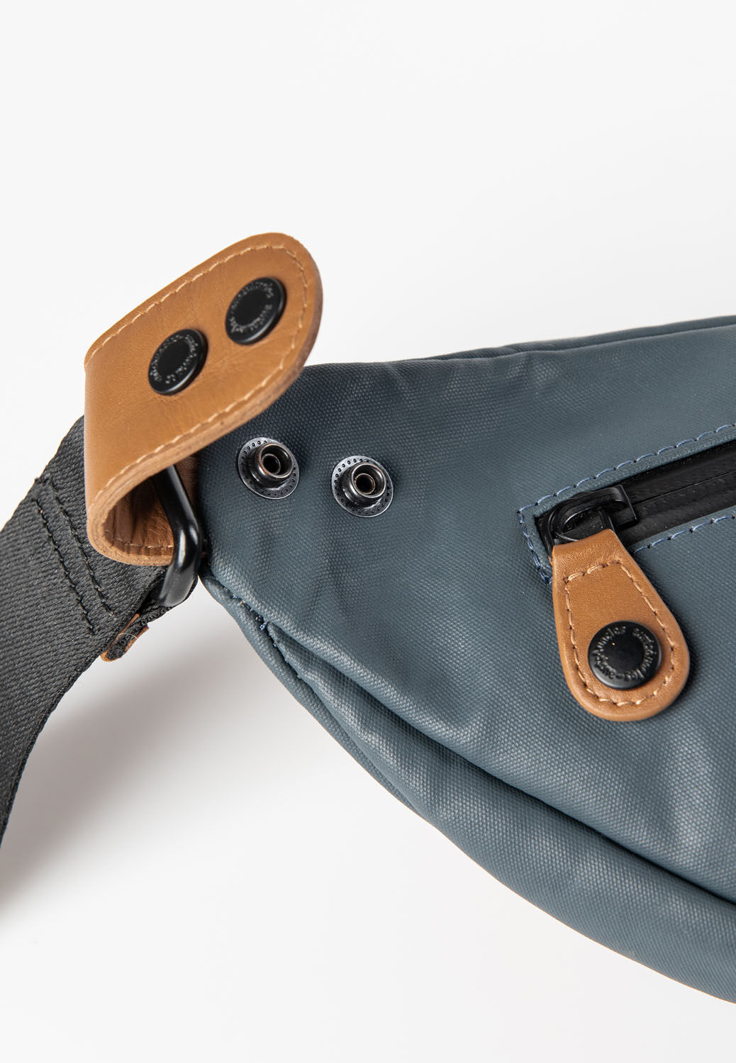 aunts & uncles Japan Ichikawa Gürteltasche cosmic void
