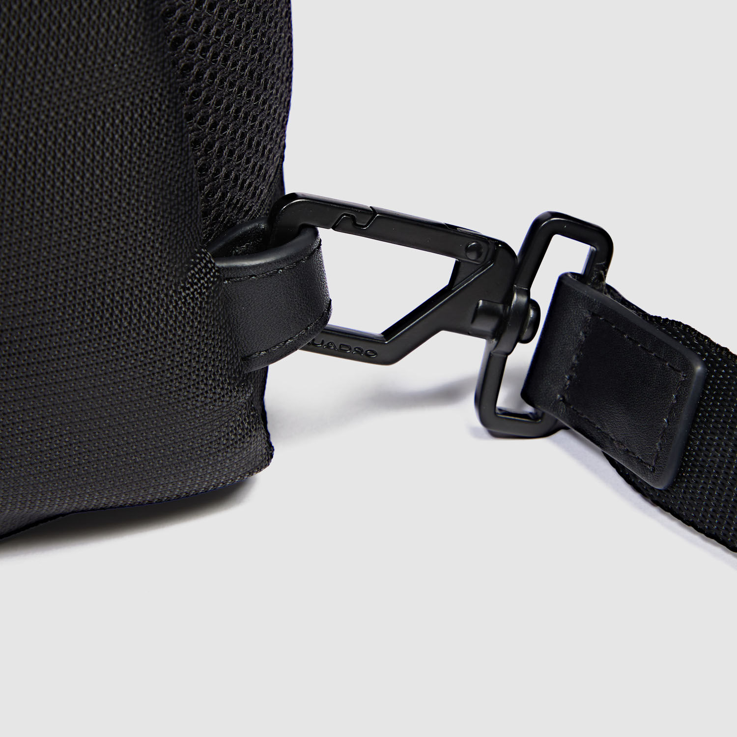 Piquadro W129 Sling bag im iPad®mini-Format mit Rucksack-Option Blau