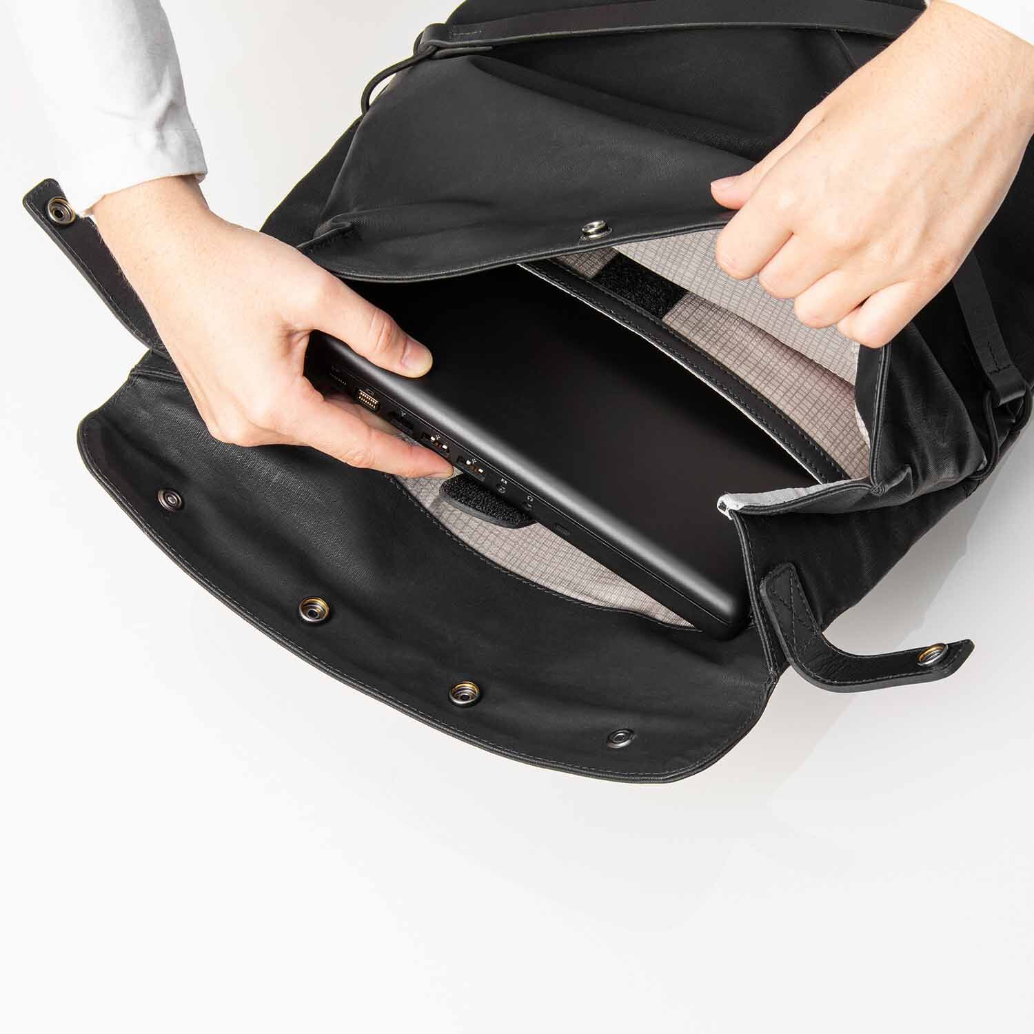 aunts & uncles Japan Yokohama Rolltop Rucksack mit 13" Notebookfach black