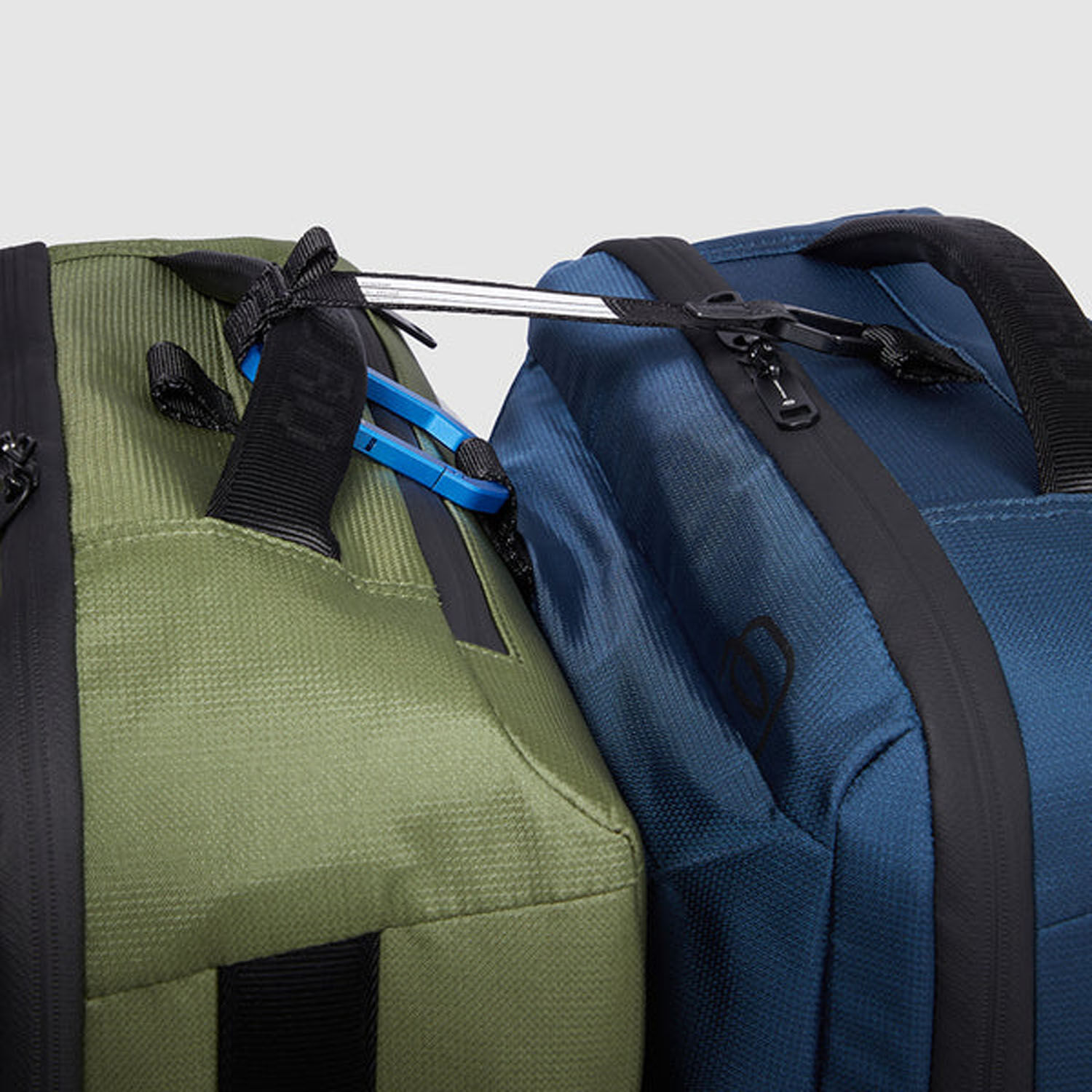 Piquadro Corner 2.0 4-Rollen Trolley in Handgepäckgröße Blau