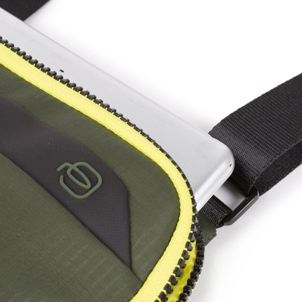 Piquadro Otello Umhängetasche aus recyceltem Stoff mit iPad®-Fach Olivgrün Piquadro Otello Umhängetasche aus recyceltem Stoff mit iPad®-Fach Olivgrün
