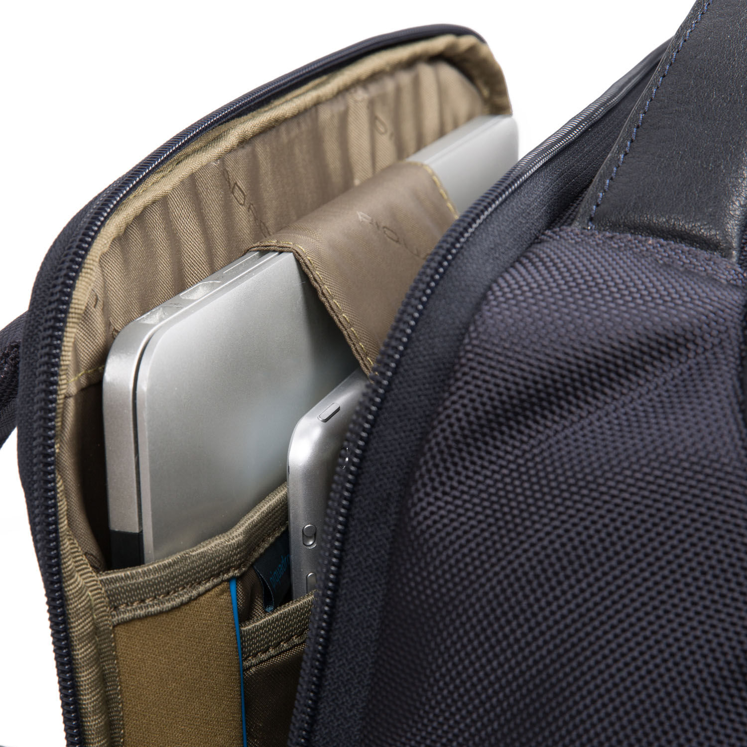 Piquadro Brief Laptoprucksack mit iPad-Fach und Diebstahlsicherung