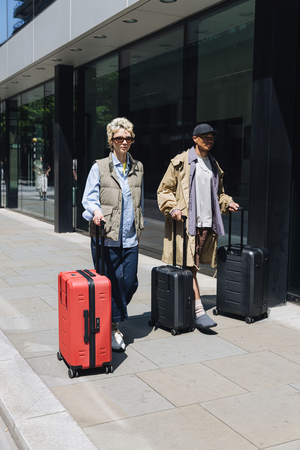 D_b_ Ramverk Check-in Luggage Medium Black Out