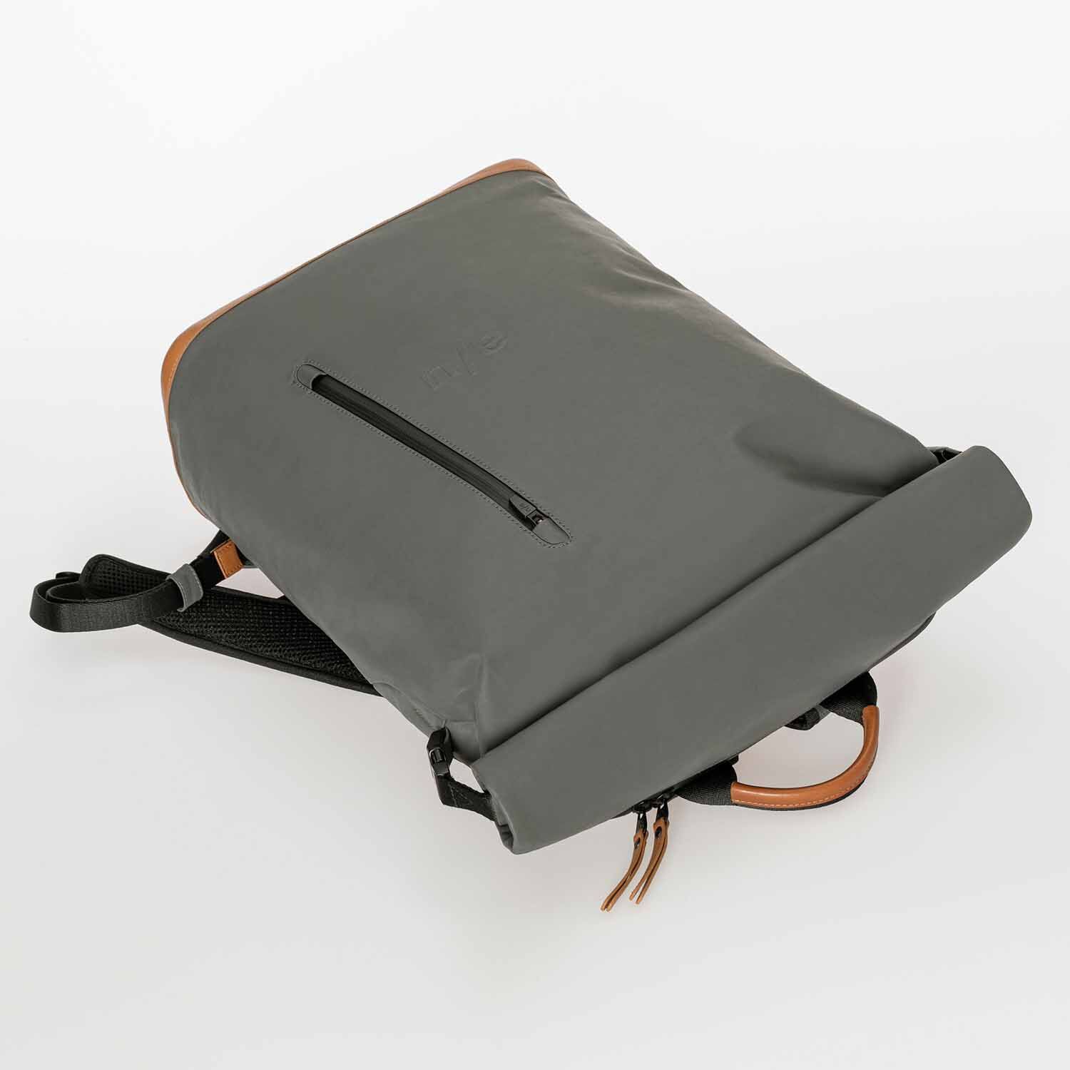 aunts & uncles Japan Matsuyama Rolltop Rucksack mit 16" Notebookfach gravity grey