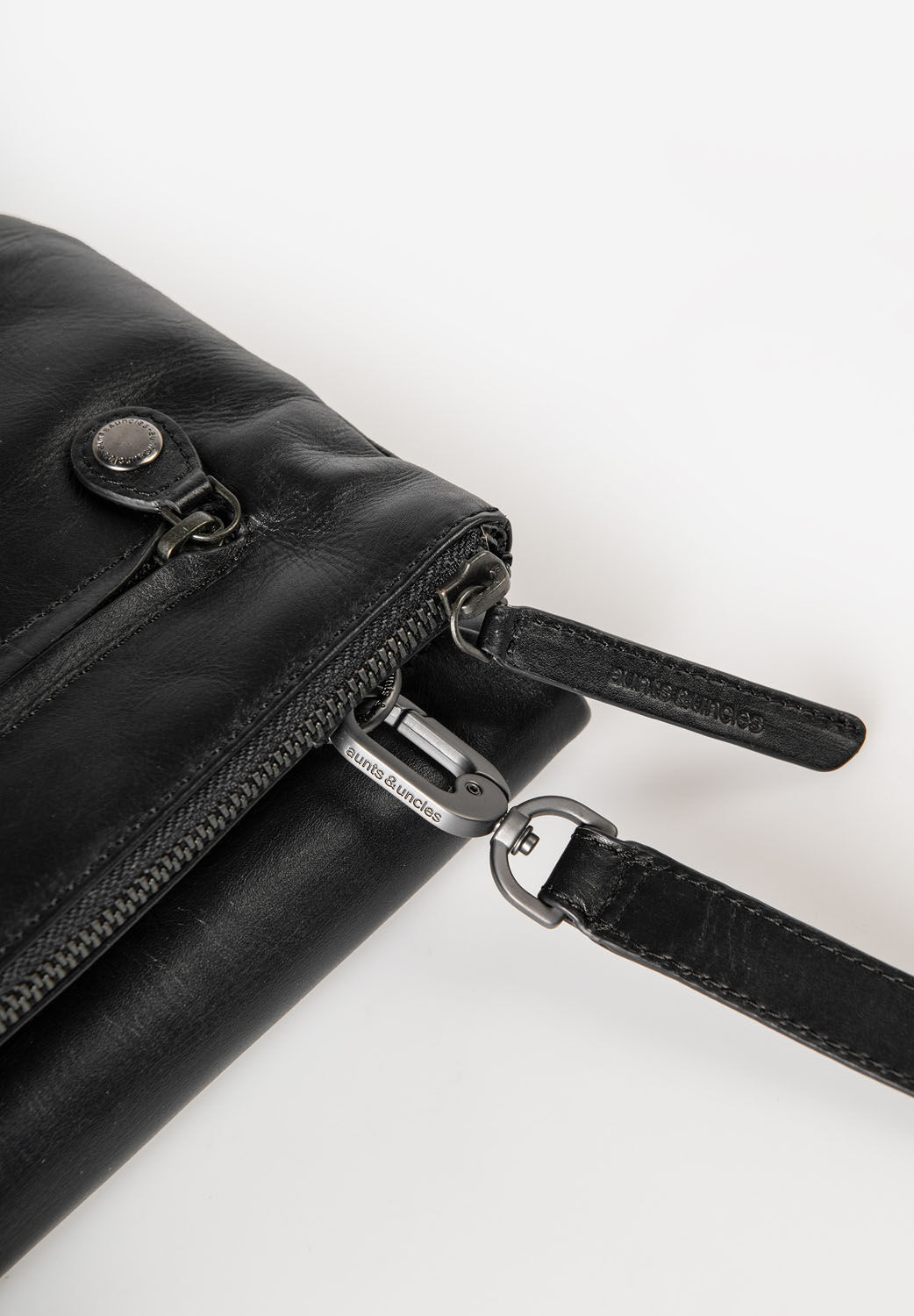 aunts & uncles Jamie's Orchard Pepino Umhängetasche jet black