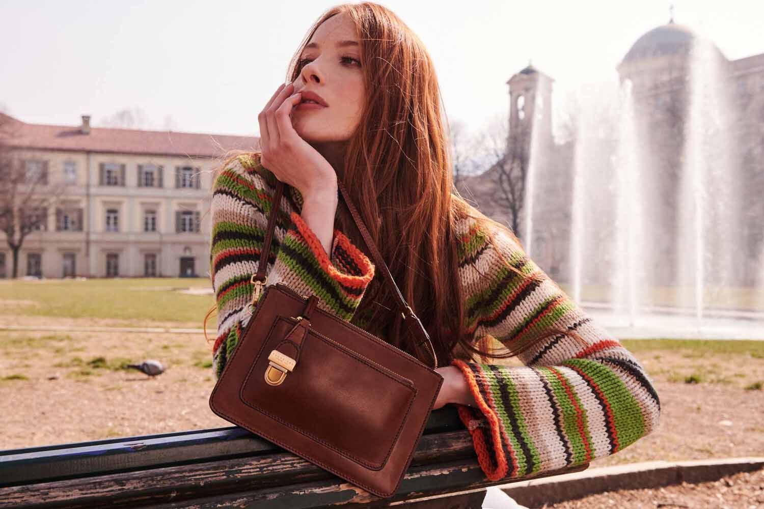 The Bridge Rustici Schultertasche 04394201 Ribes-Rot/Gold The Bridge Rustici Schultertasche 04394201 Ribes-Rot/Gold