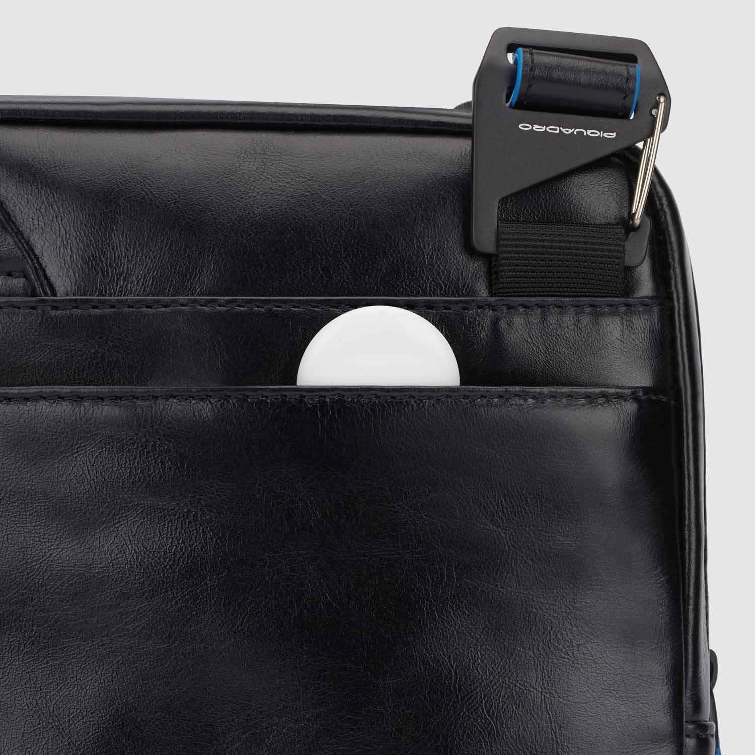 Piquadro Blue Square Revamp Umhängetasche mit iPad®-Fach Schwarz