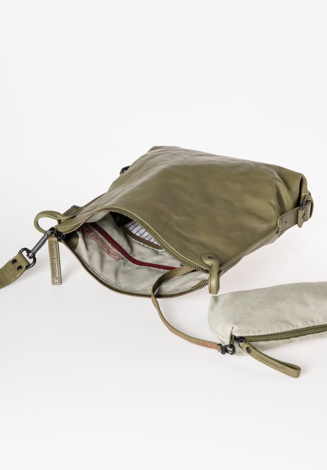 aunts & uncles Grandma's Luxury Club Mrs. Raisin Cookie Umhängetasche olive branch